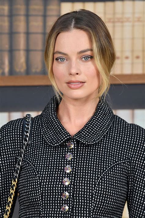 margot robbie fashion show.